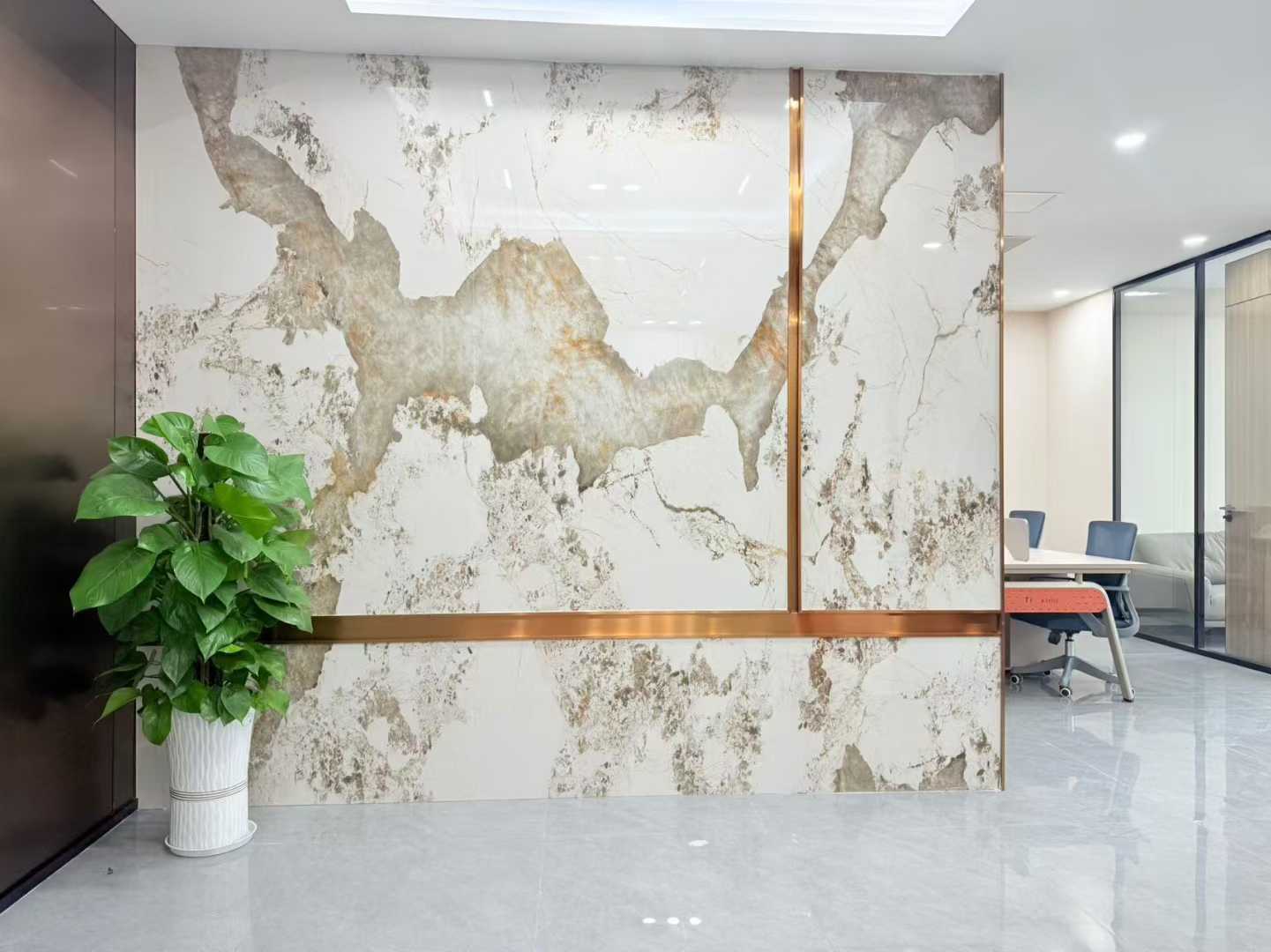 人民北路甲级写字楼 近地铁 147.7平 3隔间12工位 整层打造 电梯口 环境舒适 北成8号办公室出租