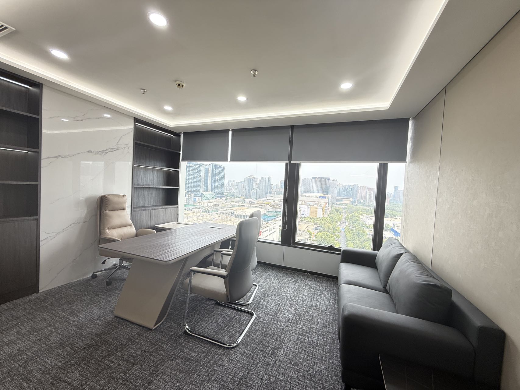 火车南站新一批装修精装房源 双面采光 4隔间23工位 特价出租 东南朝向 安格斯国际办公室出租