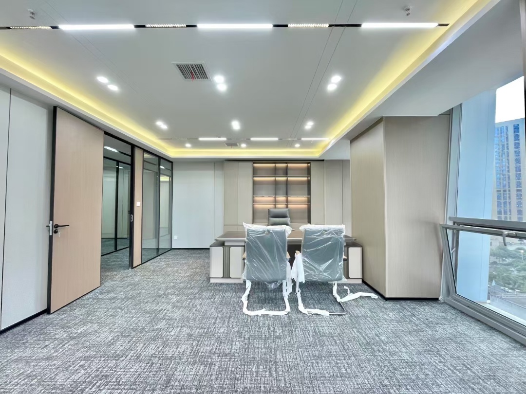 高新区风水宝地 超甲楼盘 437平产权面积 8隔间40工位带小阳台 全新配置 业主直租 带家具 两江国际办公室出租