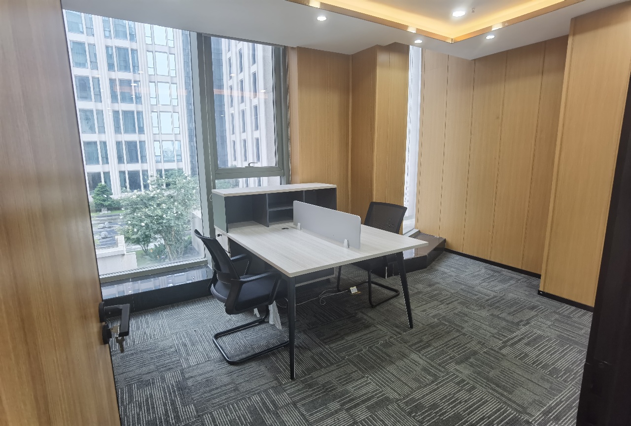 成华区东二环协信中心精装206平办公室 户型方正 精装带家具 采光很好