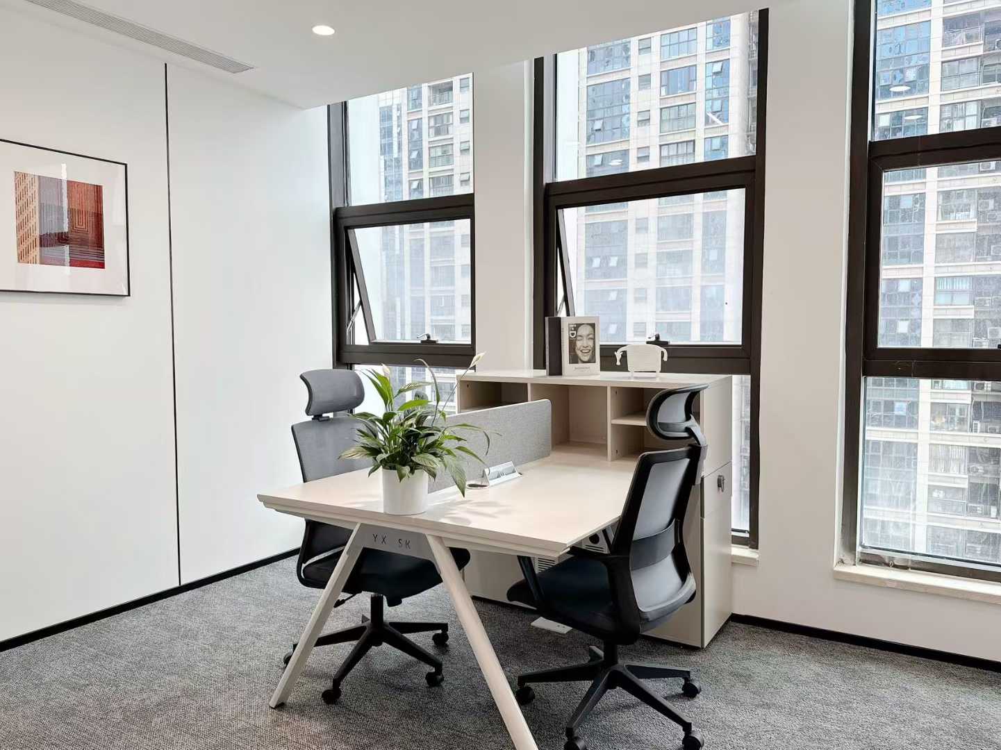 高新区三线交汇-孵化园地铁400米 3隔间30工位或者5隔间15工位 户型通透 含家具 中航国际交流中心办公室出租