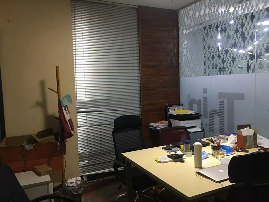 【共享办公】环球中心10平米   4人间独立办公室