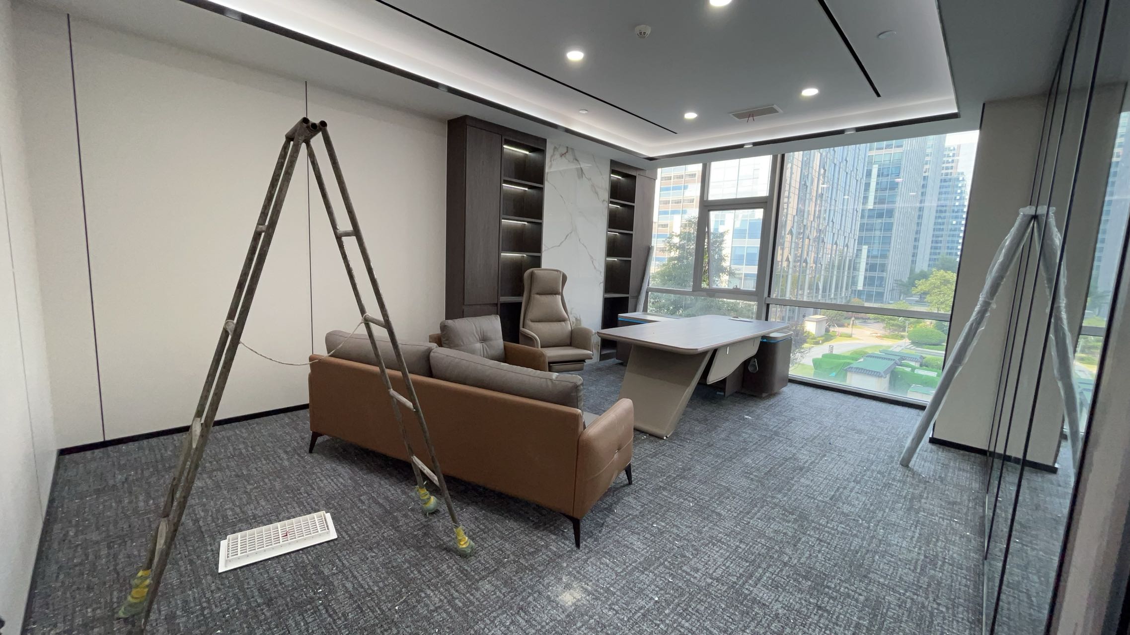 孵化园地铁口+电梯口户型 263平方 3隔间30工位 精装带家具 24小时恒温空调 嘉润国金中心办公室出租