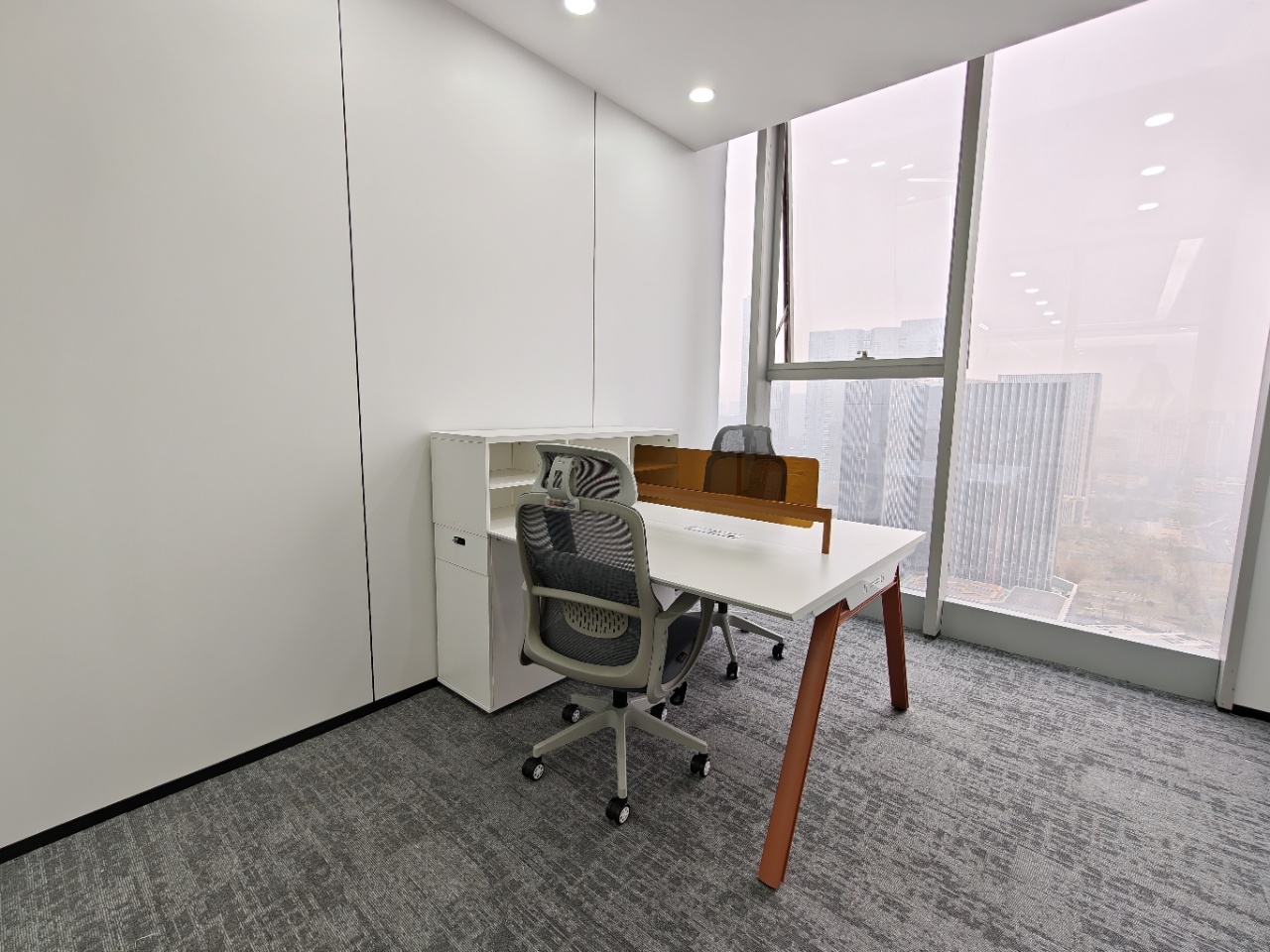 孵化园甲写空调开放时间长 358平 5隔间40工位 价格含家具 户型方正 嘉煜金融科技中心办公室出租