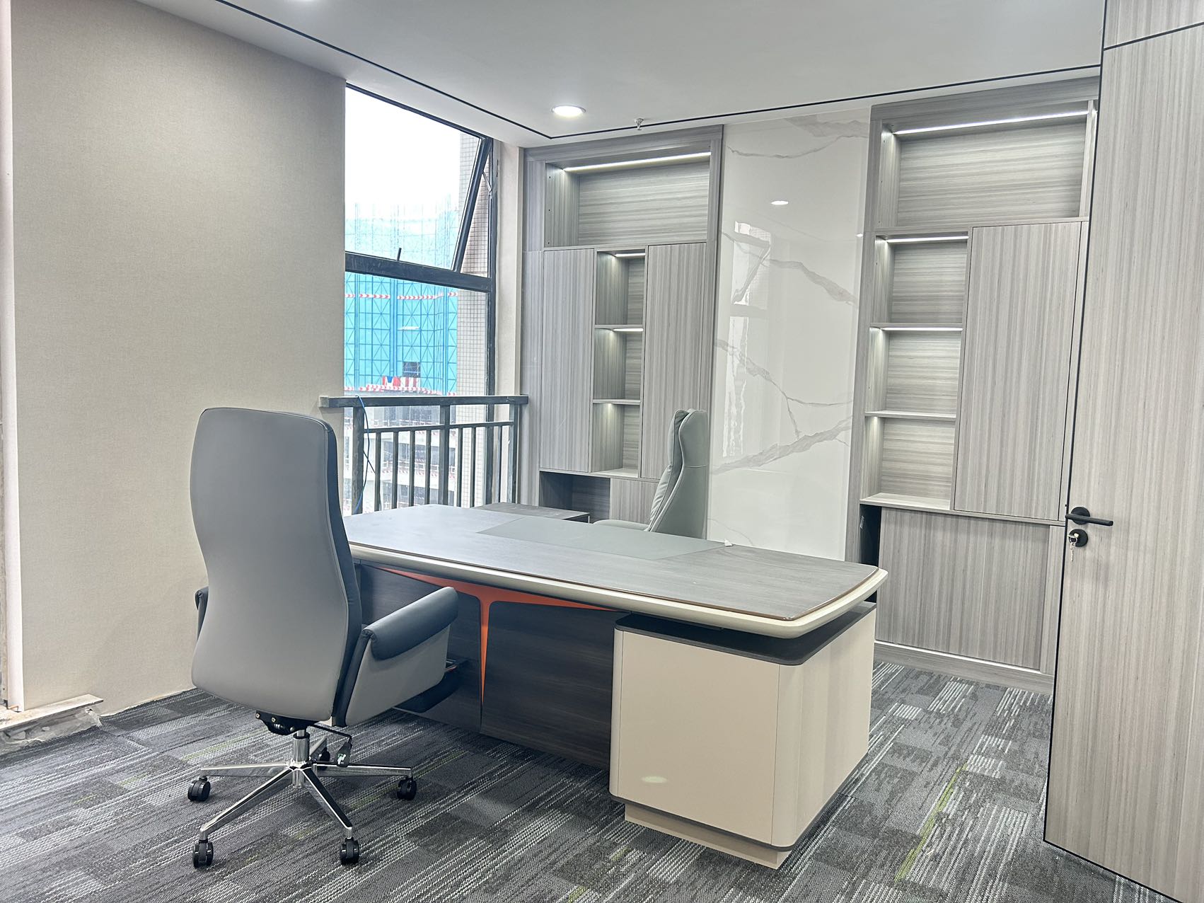 锦江区金石路地铁口 443平方 7隔间48工位 双面采光 无加时费 拎包入住 新希望中鼎国际办公室出租