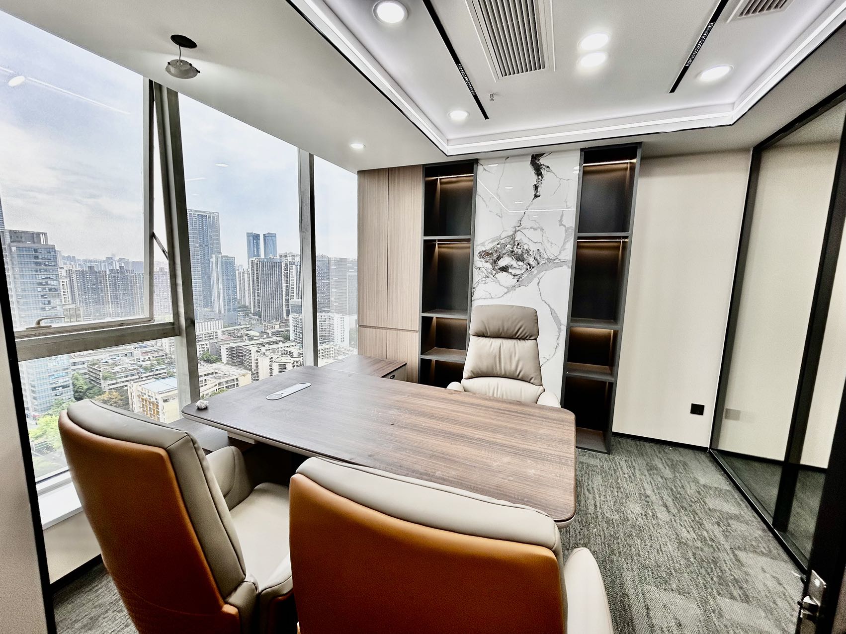 市中心东门大桥地铁口 按套出租 2隔间14工位 精装带家具 户型方正 东方广场办公室出租