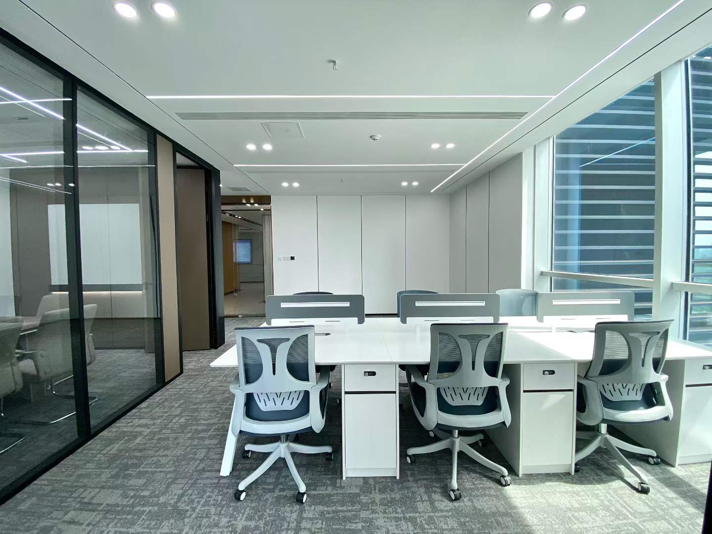 市中心近天府广场-锦江宾馆地铁几百米 160平 3隔间12工位  双面采光 户型方正 落地窗 中广智媒城办公室出租