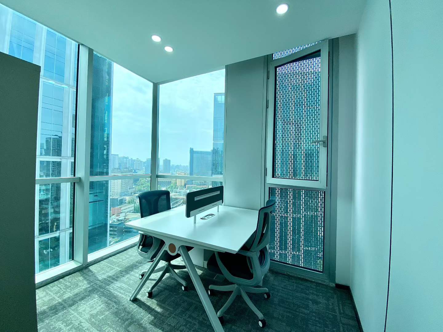 市中心近天府广场-锦江宾馆地铁几百米 160平 3隔间12工位  双面采光 户型方正 落地窗 中广智媒城办公室出租