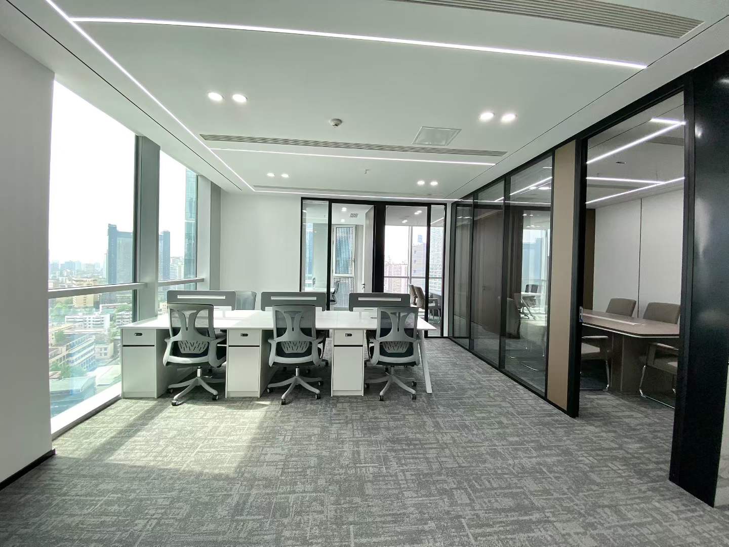 市中心近天府广场-锦江宾馆地铁几百米 160平 3隔间12工位  双面采光 户型方正 落地窗 中广智媒城办公室出租