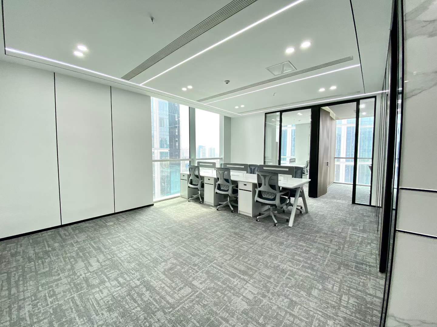 市中心近天府广场-锦江宾馆地铁几百米 160平 3隔间12工位  双面采光 户型方正 落地窗 中广智媒城办公室出租
