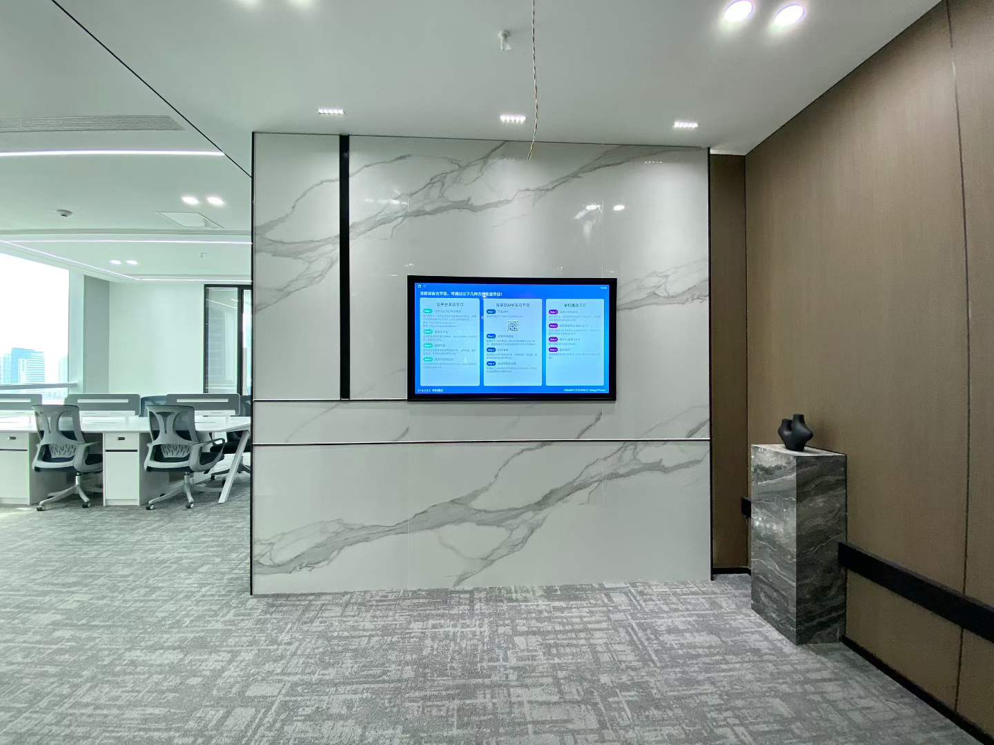 市中心近天府广场-锦江宾馆地铁几百米 160平 3隔间12工位  双面采光 户型方正 落地窗 中广智媒城办公室出租