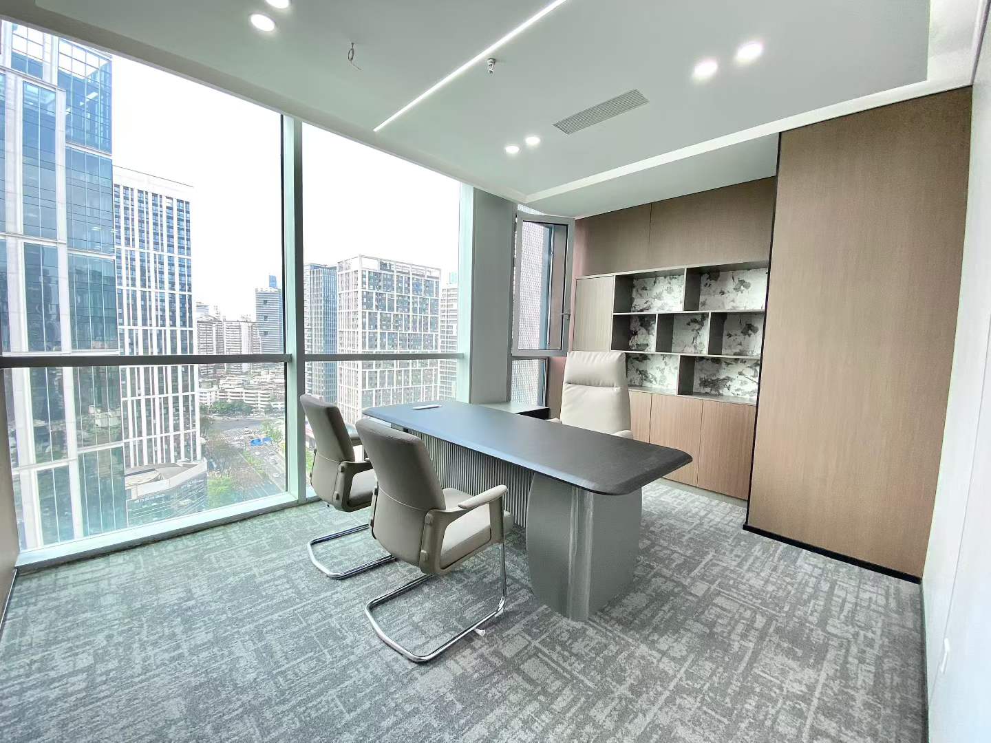 市中心近天府广场-锦江宾馆地铁几百米 160平 3隔间12工位  双面采光 户型方正 落地窗 中广智媒城办公室出租