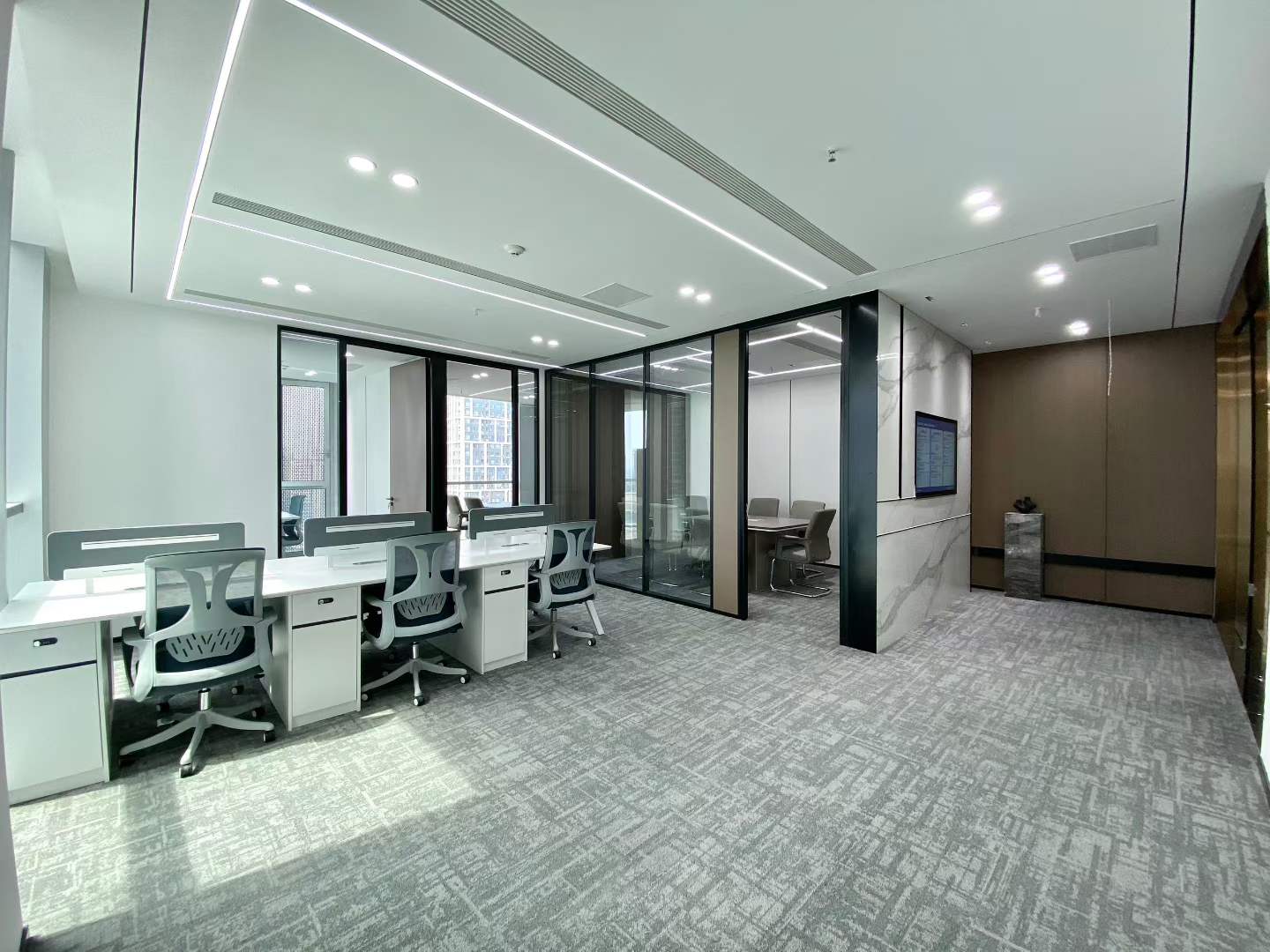 市中心近天府广场-锦江宾馆地铁几百米 160平 3隔间12工位  双面采光 户型方正 落地窗 中广智媒城办公室出租