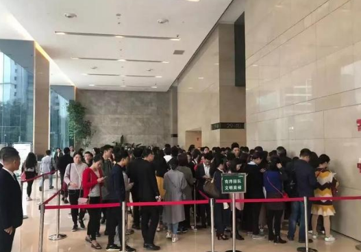 成都写字楼大厦上下班高峰期“乘梯难”、共享办公室与新技术将解决上楼难